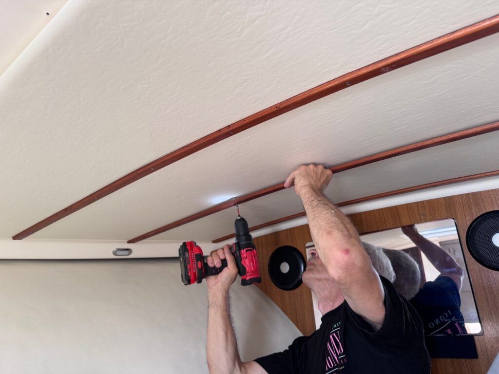 The craftsman stretches the ceiling of the yacht